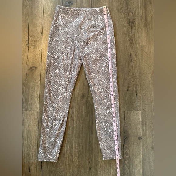 Varley Gray White Patterned Athletic Leggings with Pockets Size Medium - Picture 8 of 9